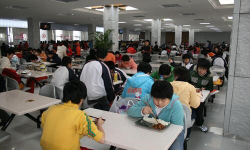 廣東三部門聯合發文嚴禁學校食堂分包轉包，每餐須有校方人員陪餐